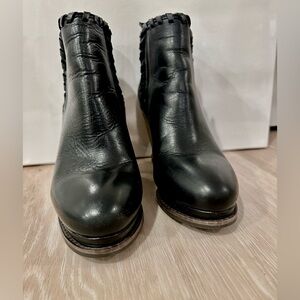 NWOT Ariat black wedge booties
